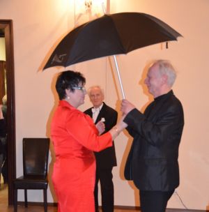 Sabina Jankowska handing the soloist an umbrella – traditional gift from Ms Zenobia Kulik for the TiFL members and concert soloists. Photo by Waldemar J. Marzec 20